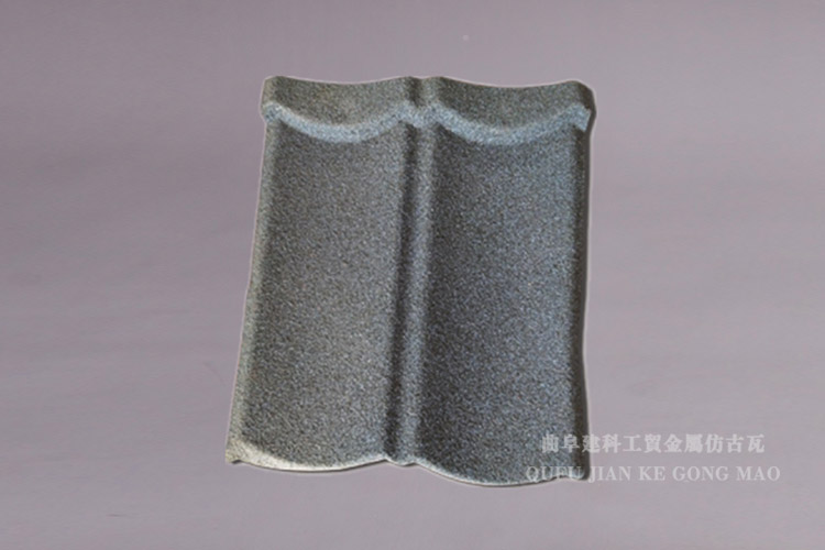 金属瓦成品量产的产品使用寿命长，其选用的板材是进口的，表面的多次防腐防锈涂层处理